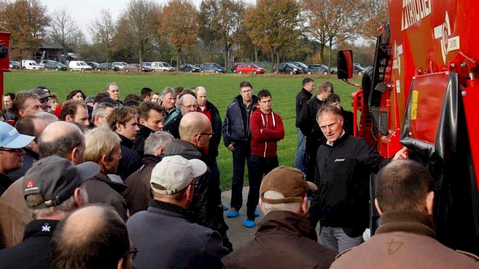 Harry Kleverkamp, exportmanager bij Trioliet, gaf een korte presentatie over het bedrijf en het voerproces van de zelfrijdende mengwagens.