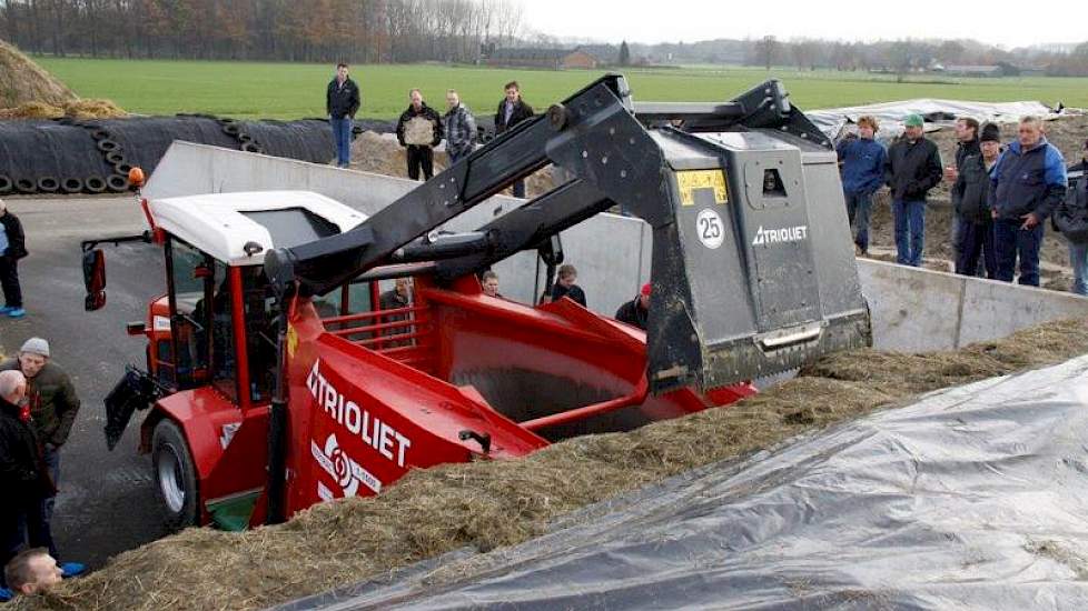 De mengkuip van de Smartrac heeft een inhoud van 12 m3. Bij het laden kan de stoel 180 graden draaien. Ook deze machine werkt met een snijmes.