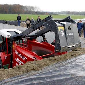 De mengkuip van de Smartrac heeft een inhoud van 12 m3. Bij het laden kan de stoel 180 graden draaien. Ook deze machine werkt met een snijmes.