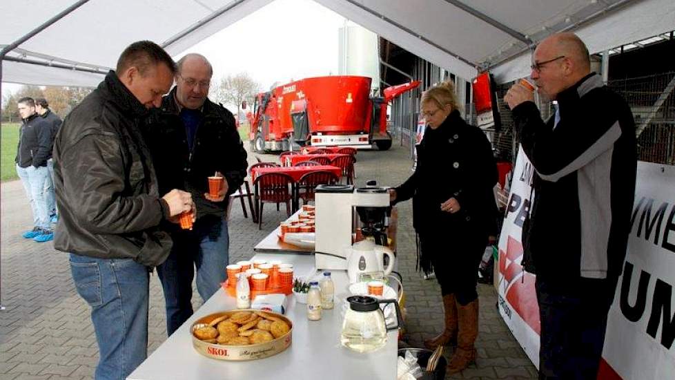 Koffie en koek voor de aanwezigen.