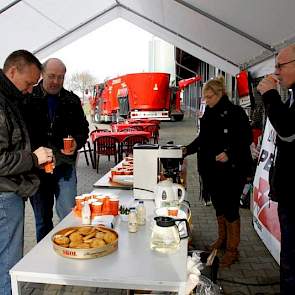 Koffie en koek voor de aanwezigen.