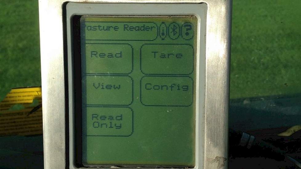 Het touchscreen van de Pasture Reader is voorzien van zes mogelijkheden. Per bedrijf is 100 hectare in te voeren. Vervolgens kan per hectare een meting plaatsvinden. De gemeten hoeveelheden slaat het device op en zo berekent de software een gemiddelde dro