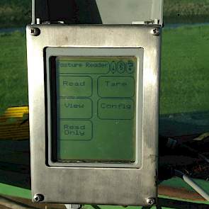 Het touchscreen van de Pasture Reader is voorzien van zes mogelijkheden. Per bedrijf is 100 hectare in te voeren. Vervolgens kan per hectare een meting plaatsvinden. De gemeten hoeveelheden slaat het device op en zo berekent de software een gemiddelde dro