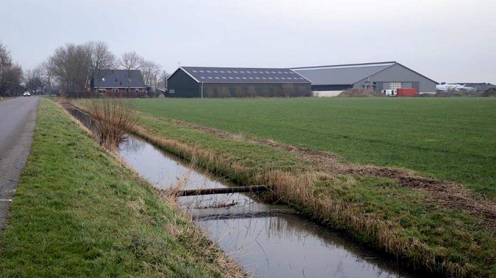 Door de donkere kleur goten en boeidelen valt de stal minder op in het landschap. Dit was een wens van de welstandscommissie.