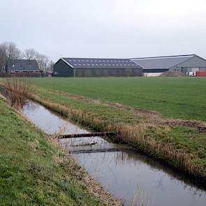 Door de donkere kleur goten en boeidelen valt de stal minder op in het landschap. Dit was een wens van de welstandscommissie.