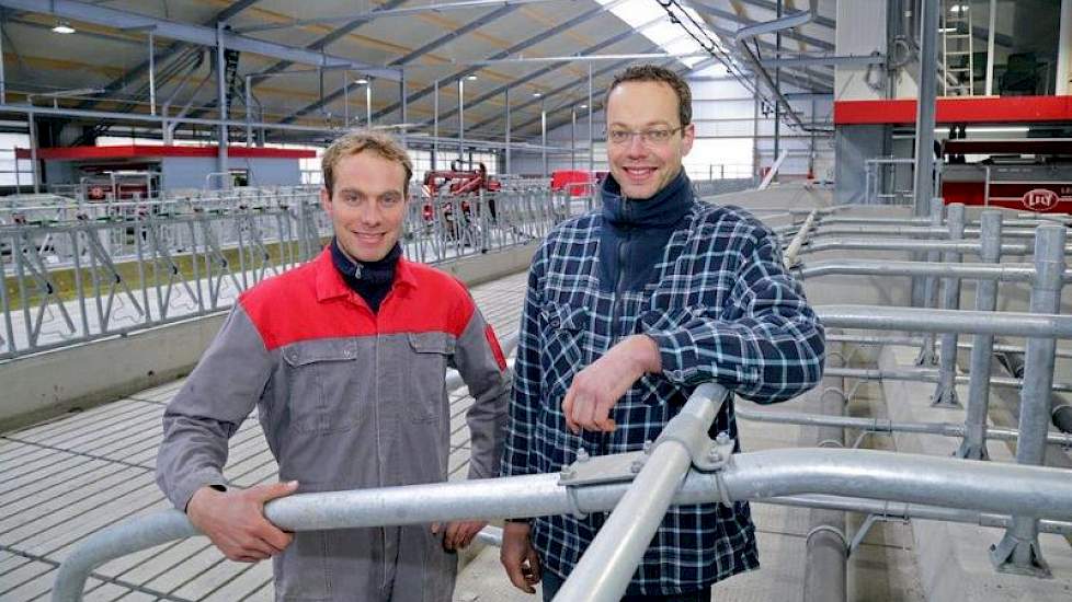 Arend en Jouke op de Hoek in de nieuwe 3+3 rijige ligboxstal.