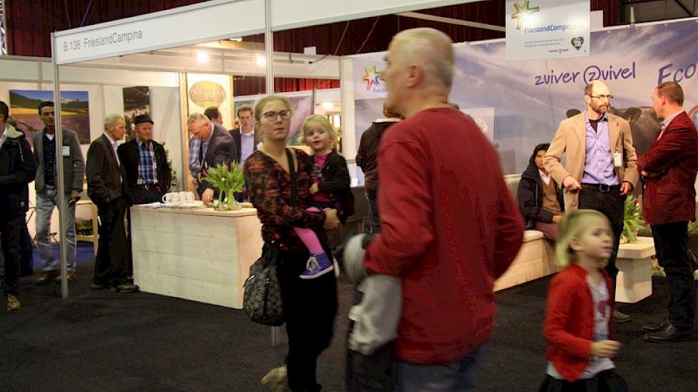 In de stand van FrieslandCampina stonden drie biologische melkveehouders belangstellenden te woord op de vakbeurs. Volgens een medewerker van het concern is de beurs voor hen vooral een contactmoment met de leden veehouders.