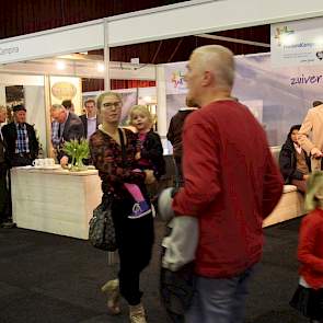 In de stand van FrieslandCampina stonden drie biologische melkveehouders belangstellenden te woord op de vakbeurs. Volgens een medewerker van het concern is de beurs voor hen vooral een contactmoment met de leden veehouders.