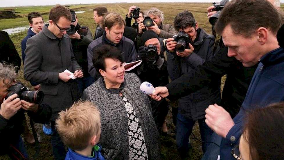 Melkveehouder Aldert Schilstra (rechts) staat staatssecretaris Sharon Dijksma (midden) te woord.