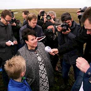 Melkveehouder Aldert Schilstra (rechts) staat staatssecretaris Sharon Dijksma (midden) te woord.