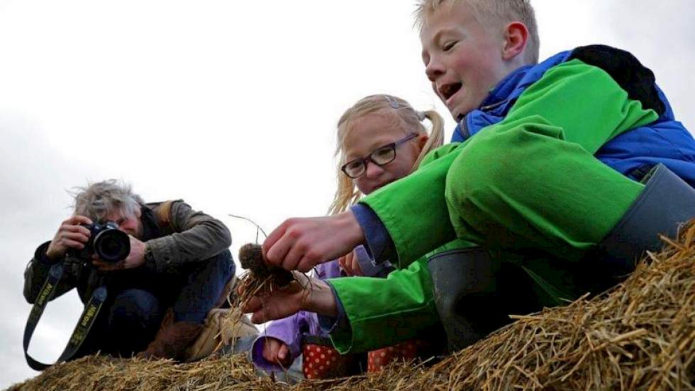 Sikpe en Kim Schilstra poseren met een gevangen muis.