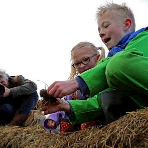 Sikpe en Kim Schilstra poseren met een gevangen muis.