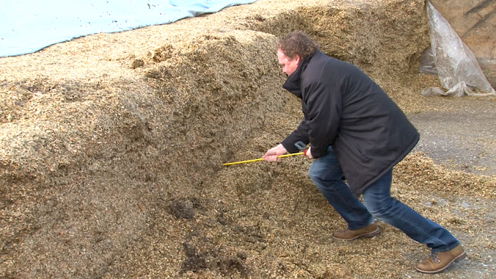 Harold Kelderhuis van VisscherHolland beoordeelt de dichtheid van de kuil met een drukmeter.