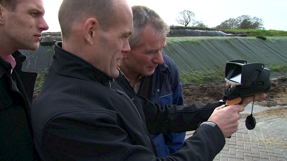 Opvallend zijn de strakke kuilen. Remco Woertman van Terra Agri brengt de temperatuur van het snijoppervlak in kaart met een speciale warmtebeeldcamera.