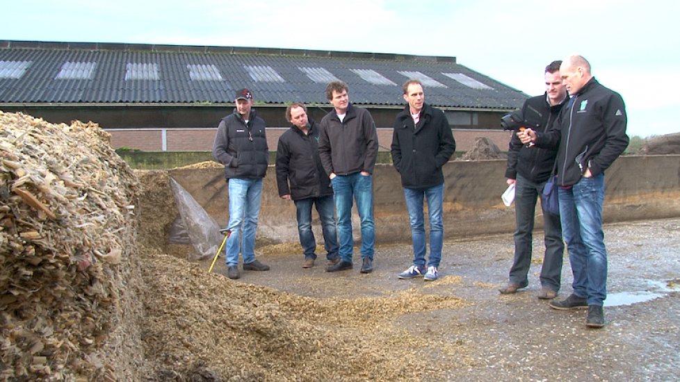 De maïskuil wordt kritisch beoordeeld met allerlei meetapparatuur. Een bultje maïs voor de kuil begint al flink warm te worden. De loonwerker rijdt de kuil aan met een trekker. Eggen rijdt de kuil zelf nog een tijdje na. „Hij zakt dan nog wel wat na”, gee