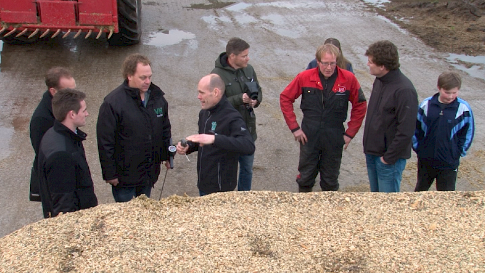 20 april is de maïs gezaaid met het ras P8057. „Samen met de loonwerker kozen we een vroeg ras uit om ook vroeg te kunnen hakselen.  Dat is op deze natte grond wel nodig.” Van der Veen baseert veel keuzes op advies van derden. Zo laat hij de voeradviseur