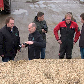 20 april is de maïs gezaaid met het ras P8057. „Samen met de loonwerker kozen we een vroeg ras uit om ook vroeg te kunnen hakselen.  Dat is op deze natte grond wel nodig.” Van der Veen baseert veel keuzes op advies van derden. Zo laat hij de voeradviseur