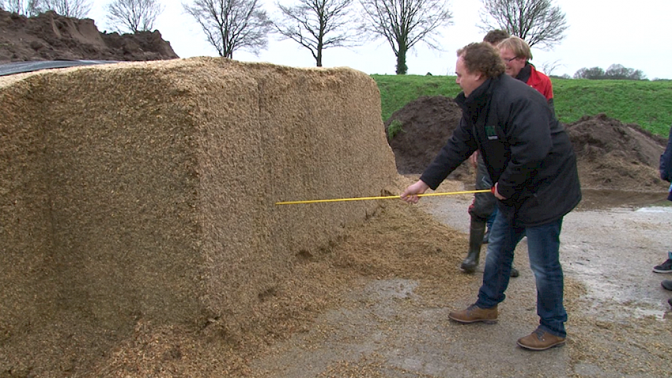 De juryleden zijn er allen over eens dat de kuil goed is aangereden. De weerstandmeter geeft de hoogste tegendruk aan van de drie maïskuilen.