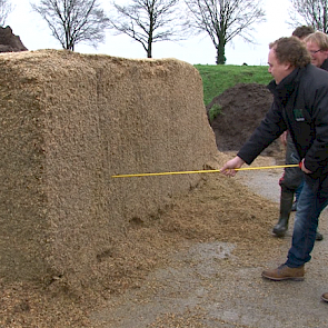 De juryleden zijn er allen over eens dat de kuil goed is aangereden. De weerstandmeter geeft de hoogste tegendruk aan van de drie maïskuilen.