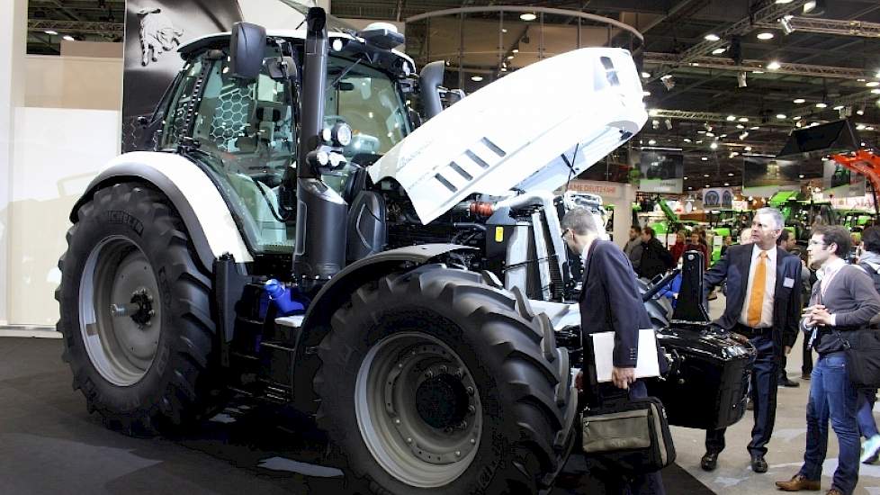 Alle grote trekkermerken waren aanwezig op de Sima. Een iets kleinere stand was er voor de witte varianten van Lamborghini.