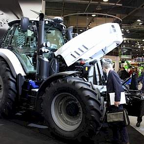 Alle grote trekkermerken waren aanwezig op de Sima. Een iets kleinere stand was er voor de witte varianten van Lamborghini.