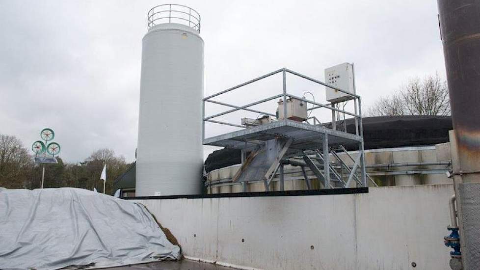 Een methaanreactor (staande tank) zet gevormde vetzuren om in methaan. Dit gebeurt door andere bacteriën dan de bacteriën die betrokken zijn bij de hydrolyse. Tijdens de methaanvorming ontstaat biogas en digestaat. Rechts naast de methaanreactor staat een