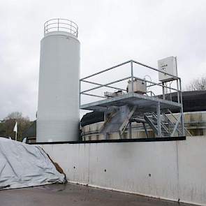 Een methaanreactor (staande tank) zet gevormde vetzuren om in methaan. Dit gebeurt door andere bacteriën dan de bacteriën die betrokken zijn bij de hydrolyse. Tijdens de methaanvorming ontstaat biogas en digestaat. Rechts naast de methaanreactor staat een