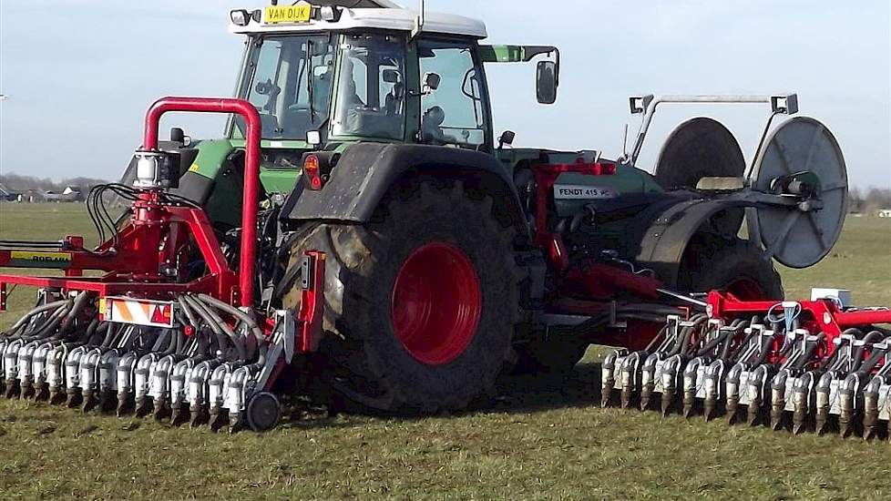 Loonbedrijf A.J. van Dijk met Roelama bemester rondom een Fendt 415 gebouwd trekkerweb