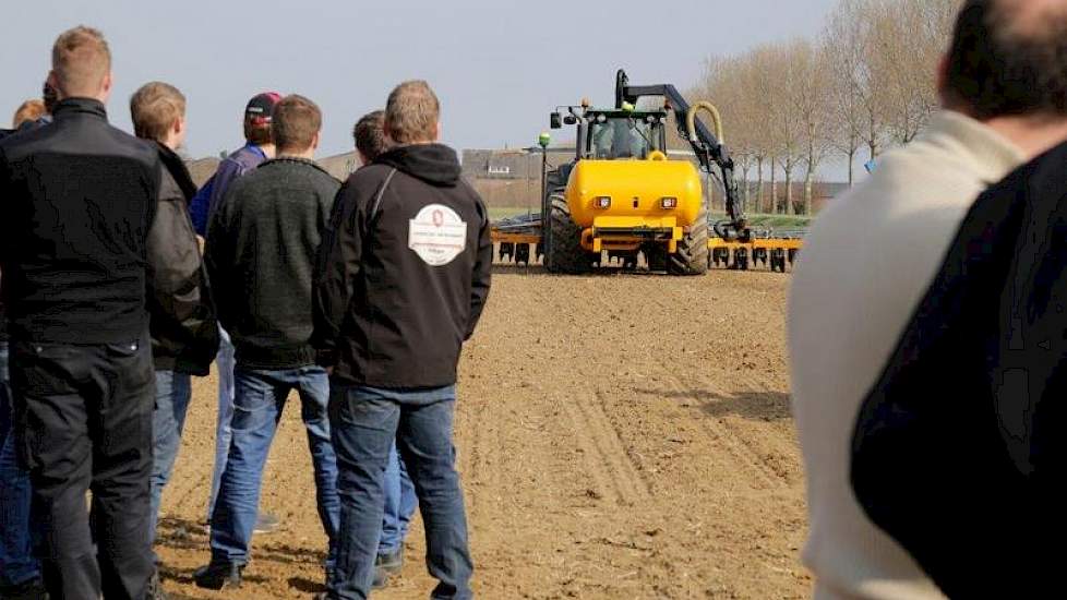 Voorop de trekker bouwde de loonwerker een buffertank voor mest. Op deze manier blijft ook op de kopakker de aanvoer van mest continu plaatsvinden.