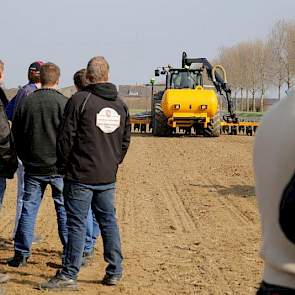 Voorop de trekker bouwde de loonwerker een buffertank voor mest. Op deze manier blijft ook op de kopakker de aanvoer van mest continu plaatsvinden.