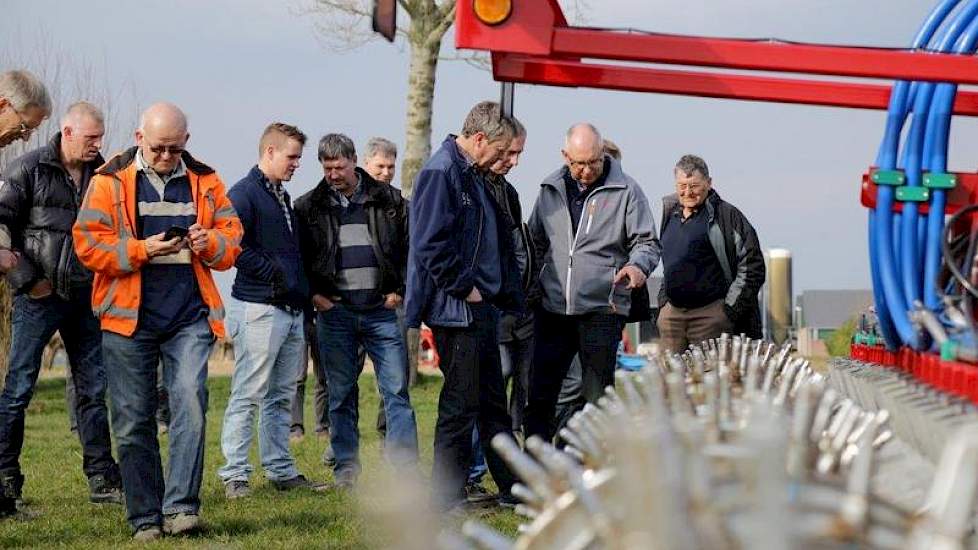 De loonwerker brengt voor 40 kuub per hectare spuiloog van varkensbedrijven op het maïsland. Volgens Herre Barlema van Smartfertilization is dit een verantwoorde manier van het toedienen van deze zwavelhoudende meststof. Spuiloog mag namelijk niet gemengd