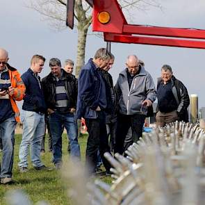 De loonwerker brengt voor 40 kuub per hectare spuiloog van varkensbedrijven op het maïsland. Volgens Herre Barlema van Smartfertilization is dit een verantwoorde manier van het toedienen van deze zwavelhoudende meststof. Spuiloog mag namelijk niet gemengd