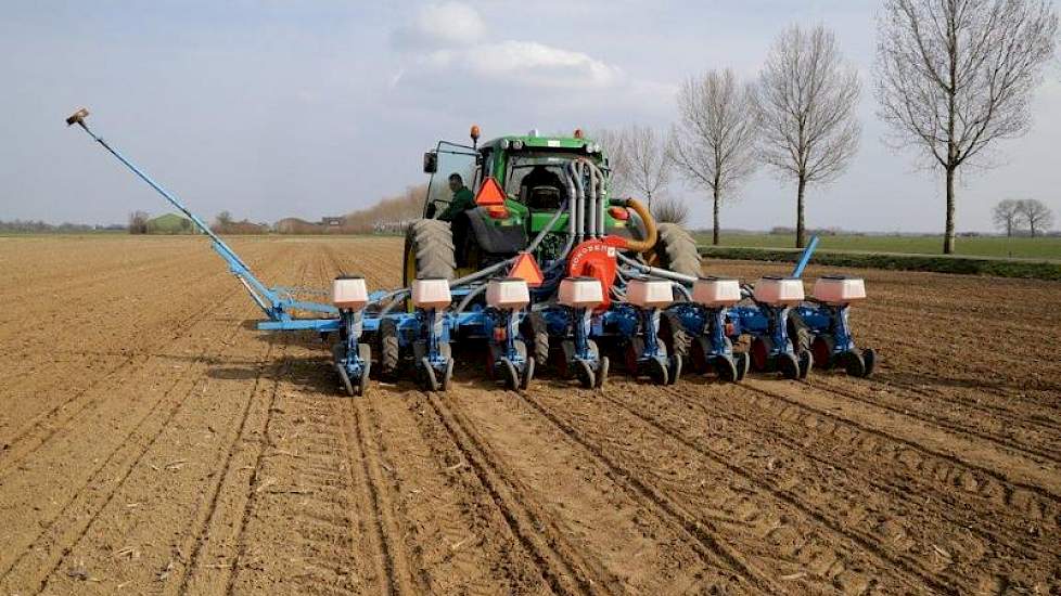 De maïszaaimachine legt door middel van GPS-RTK de maïskorrel precies op de plek waar het drijfmest is geïnjecteerd.