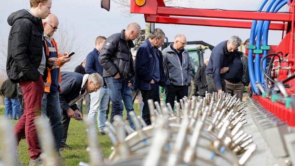 Ven Agra Service uit Zeeland (NB) demonstreerde er zijn Güstrower spaakwielbemester. Deze machine werkt eveneens op GPS-RTK en kan vloeibare kunstmest, spuiwater en mineralenconcentraten nauwkeurig bij het maïszaad bemesten. Op deze manier heeft de maïspl