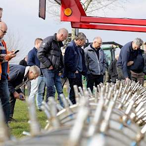 Ven Agra Service uit Zeeland (NB) demonstreerde er zijn Güstrower spaakwielbemester. Deze machine werkt eveneens op GPS-RTK en kan vloeibare kunstmest, spuiwater en mineralenconcentraten nauwkeurig bij het maïszaad bemesten. Op deze manier heeft de maïspl