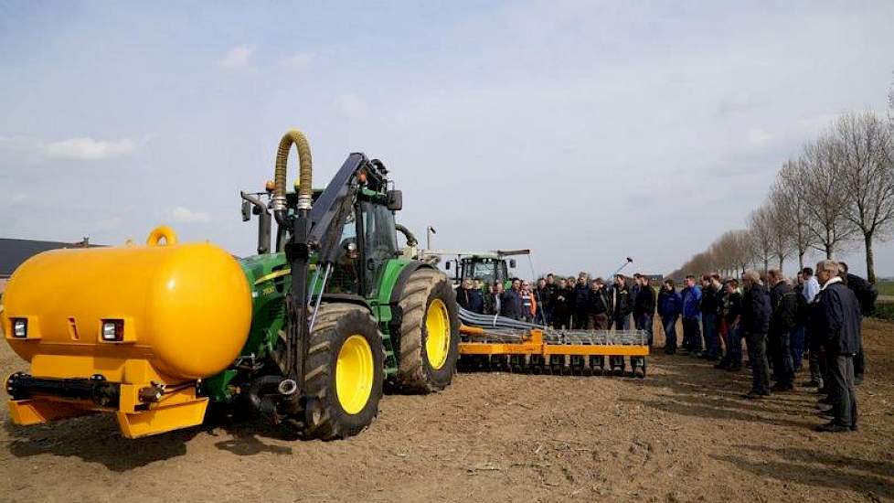 Loonbedrijf Van Amstel uit Lith (NB) investeerde in een sleepslangbemester die zowel op grasland als op bouwland kan bemesten.