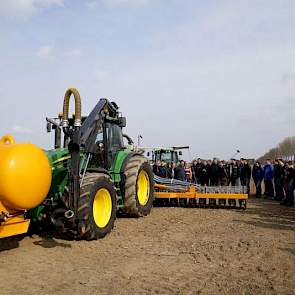 Loonbedrijf Van Amstel uit Lith (NB) investeerde in een sleepslangbemester die zowel op grasland als op bouwland kan bemesten.