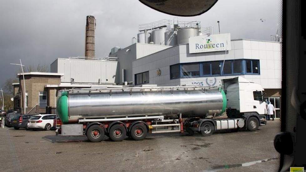 De chauffeur van transportbedrijf Peter Mulder rijdt heen en weer naar de fabriek van Rouveen Kaasspecialiteiten.