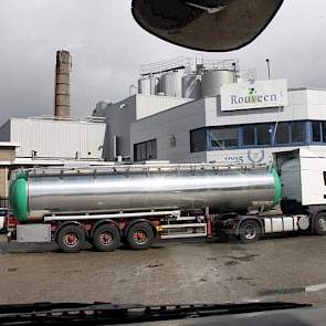 De chauffeur van transportbedrijf Peter Mulder rijdt heen en weer naar de fabriek van Rouveen Kaasspecialiteiten.