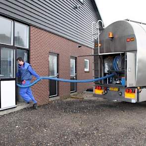 Onderweg spreekt de chauffeur nauwelijks melkveehouders; de enkeling die hem wel aanspreekt, vraagt hem op deze eerste dag van het quotumloze tijdperk lachend of het nu dan echt gaat gebeuren.