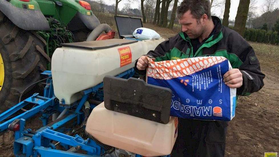 Loonbedrijf Heldens was op 14 maart al bezig om de proefvelden te zaaien. Daarbij werd een deel afgedekt met doek en een deel zonder doek.