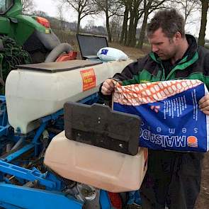 Loonbedrijf Heldens was op 14 maart al bezig om de proefvelden te zaaien. Daarbij werd een deel afgedekt met doek en een deel zonder doek.