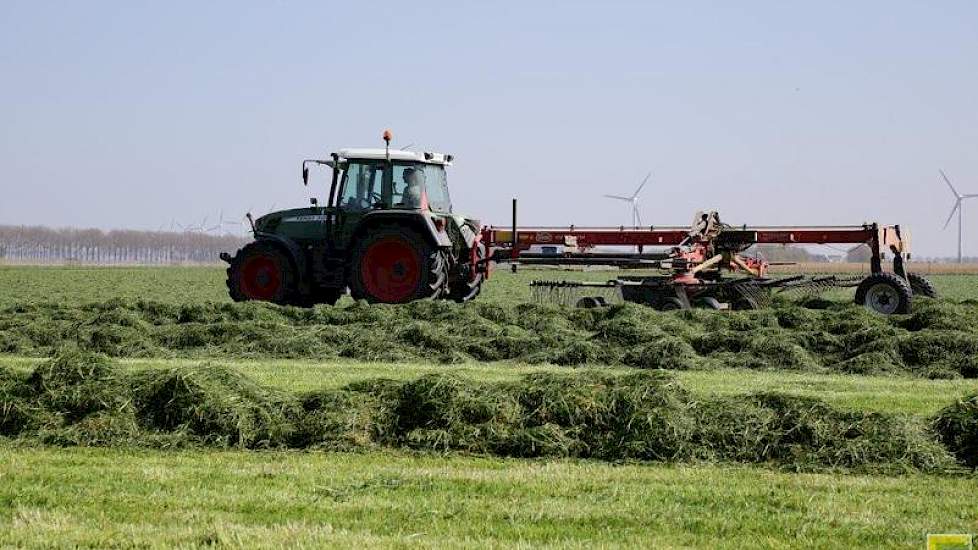 De veehouder was in februari al aan het bemesten en halverwege maart lag de kunstmest er op. Het gras kleurde het hele voorjaar al groen, vertelt Ketelaars.