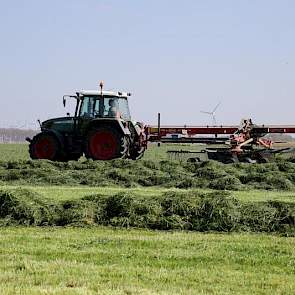 De veehouder was in februari al aan het bemesten en halverwege maart lag de kunstmest er op. Het gras kleurde het hele voorjaar al groen, vertelt Ketelaars.