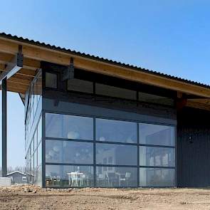 De boerderij ligt middenin natuurgebied De Wieden dat deel uitmaakt van Nationaal Park Weerribben-Wieden. De voorkant van de 70 meter lange en 35 meter brede stal staat bijna tegen de dijk van Zwartsluis naar Vollenhove aan. „Er komen veel toeristen langs