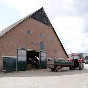 De bestaande ligboxenstal uit 1972. In 1989 investeerden ze in een jongveestal. Deze is net zichtbaar op de foto. De oude ligboxenstal wordt waarschijnlijk omgebouwd voor kleine kalveren tot een half jaar.