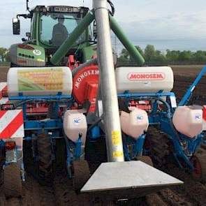 Ron Cox van Agrotechnics legt de voordelen van maïs op ruggen uit: 'De combinatie van de diepe grondbewerking met het maken van ruggen zorgt ervoor dat de maïs diep kan wortelen. In de rug ligt de grond los terwijl tussen de rijen de grond juist hard is.