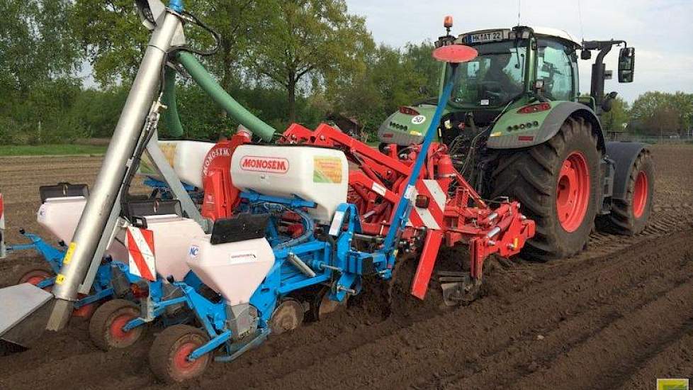 De zaaicombinatie bestaat uit een diepwoeler met daarachter een 4-rijige zaaimachine. De diepwoeler trekt de grond waar de rijen komen tot 42 centimeter los. Twee aanaarders maken de ruggen.  De grond wordt vooraf niet geploegd.