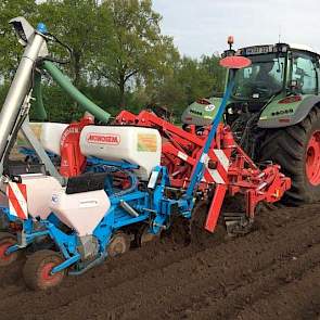 De zaaicombinatie bestaat uit een diepwoeler met daarachter een 4-rijige zaaimachine. De diepwoeler trekt de grond waar de rijen komen tot 42 centimeter los. Twee aanaarders maken de ruggen.  De grond wordt vooraf niet geploegd.