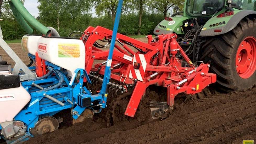 Ook bij slempgevoelige grond ziet Cox voordeel van de ruggen. ‘Het water komt als buffer tussen de ruggen te liggen waardoor de maïs niet verdrinkt.’ Hij noemt ook het voordeel van de instraling van de zon op de zijkanten van de ruggen waardoor de tempera